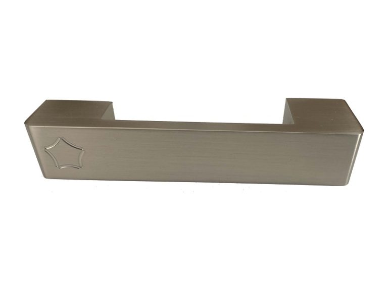 Maniglia per porta da interno in alluminio spazzolato e anodizzato (mm 130×35)