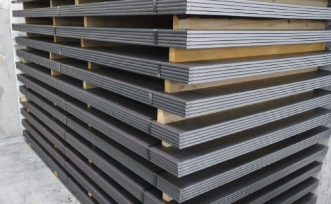 Pacchi reggiati standard e appoggiati su travetti in legno normali